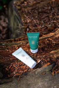 Moi Forest Baby Cream ja Multipurpose Cream metsäisessä maisemassa