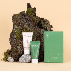 Moi Forest Hand & Body Gift Box ja tämän sisältämät After Care Hand Cream ja Multipurpose Cream ison sammaleisen lohkareen edessä